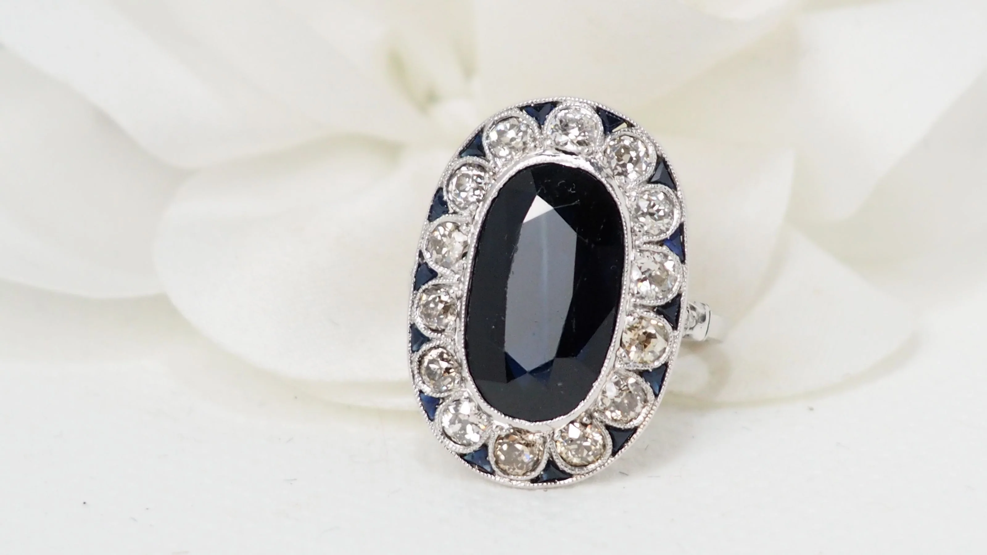 Bague pompadour en platine, saphir et diamants - Image 4