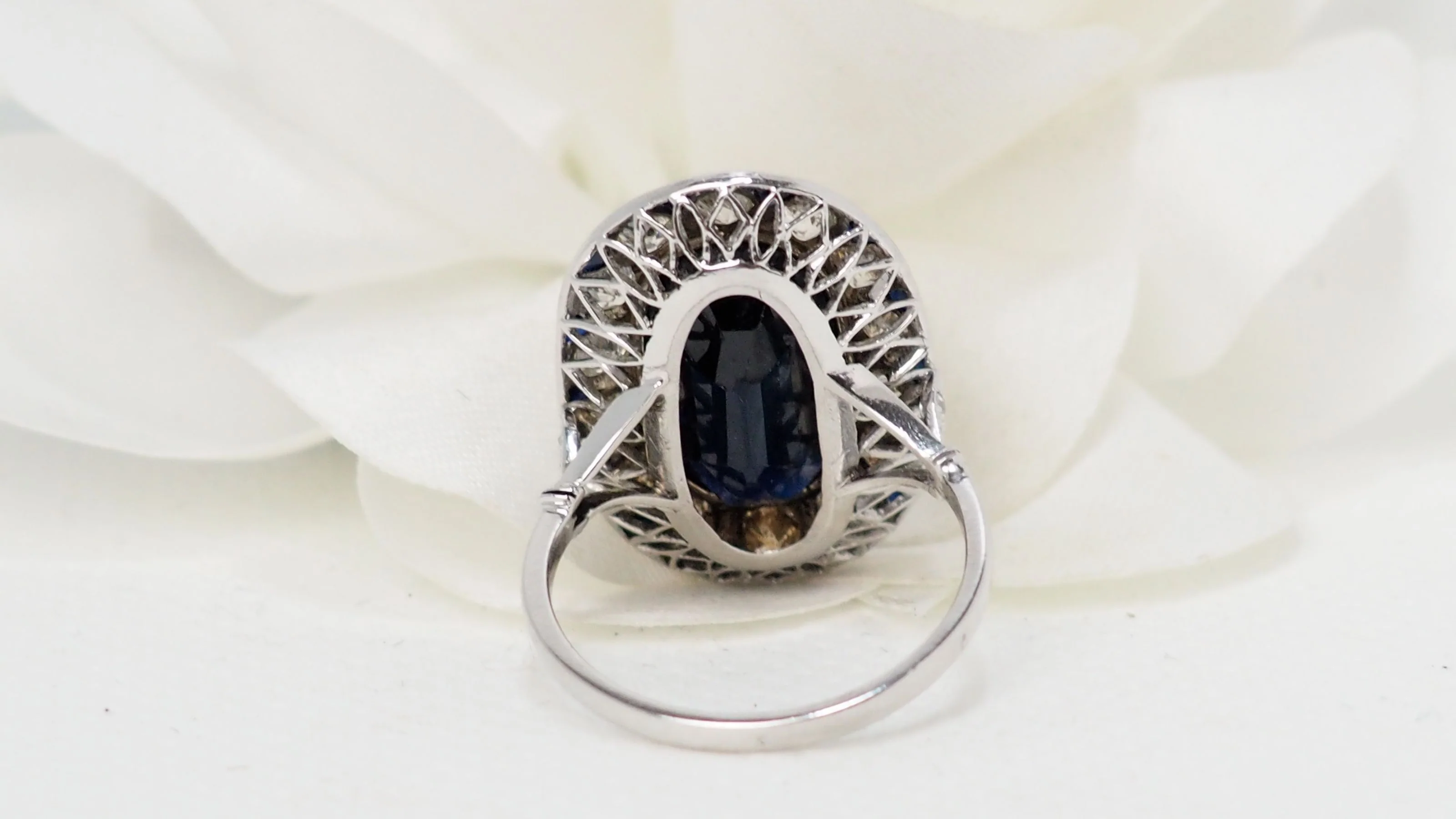 Bague pompadour en platine, saphir et diamants - Image 5