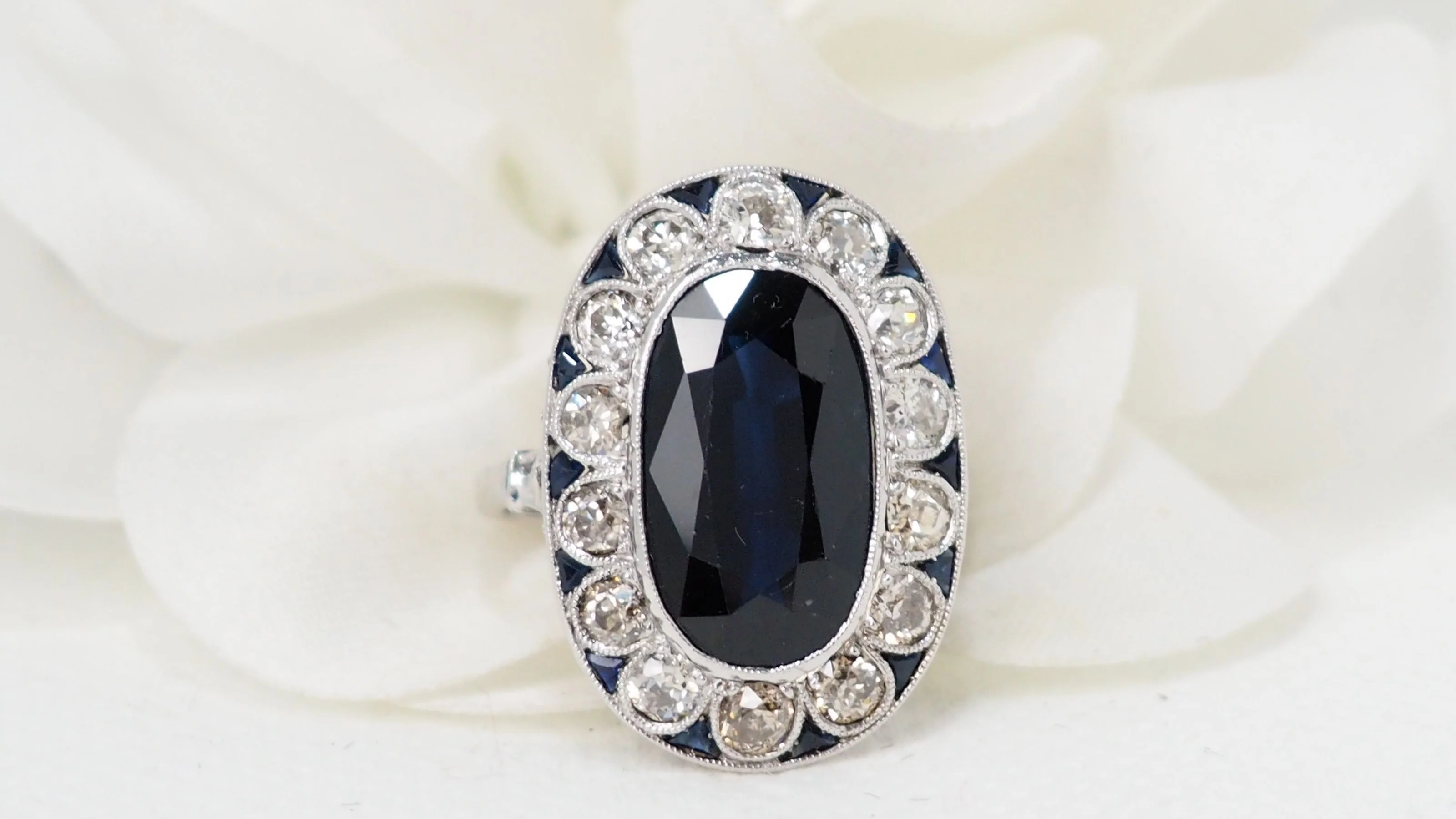 Bague pompadour en platine, saphir et diamants - Image 6