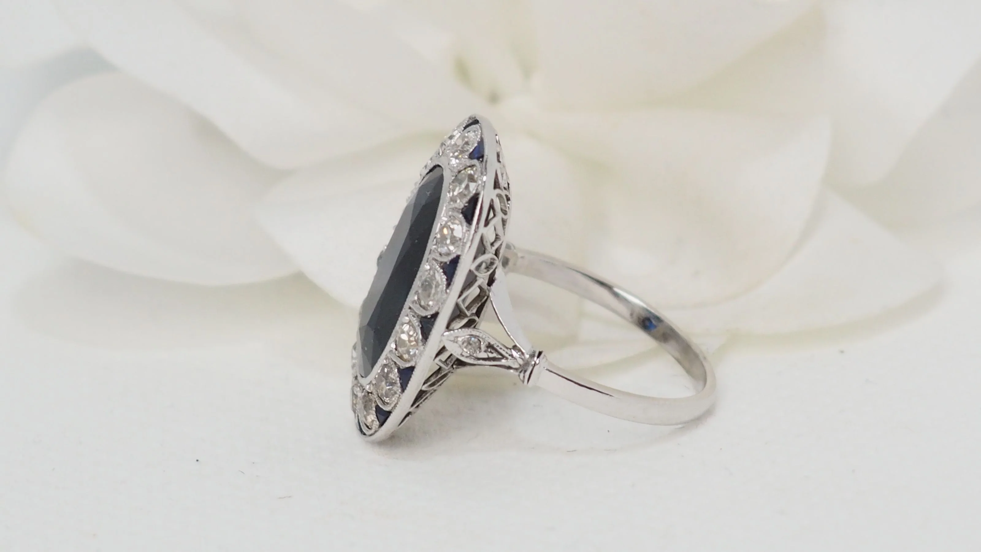 Bague pompadour en platine, saphir et diamants - Image 7