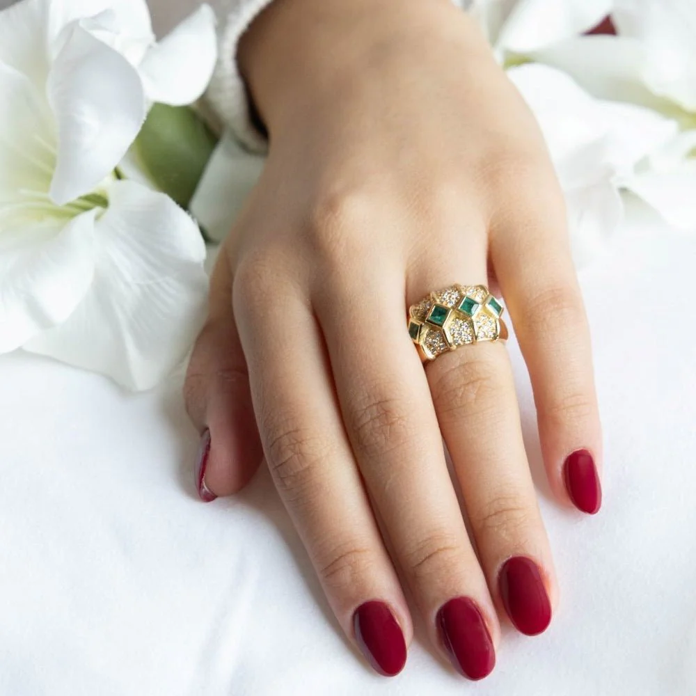 Bague Bandeau KOKIS en or jaune, émeraudes et diamants - Image 2