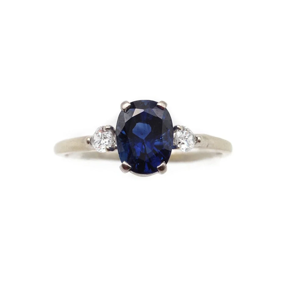 Bague saphir bleu 2.6 ct et diamants en or blanc