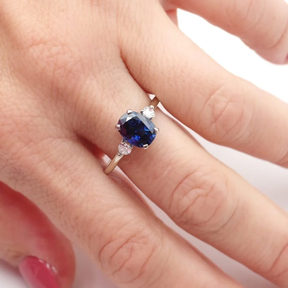 Bague saphir bleu 2.6 ct et diamants en or blanc - Image 2