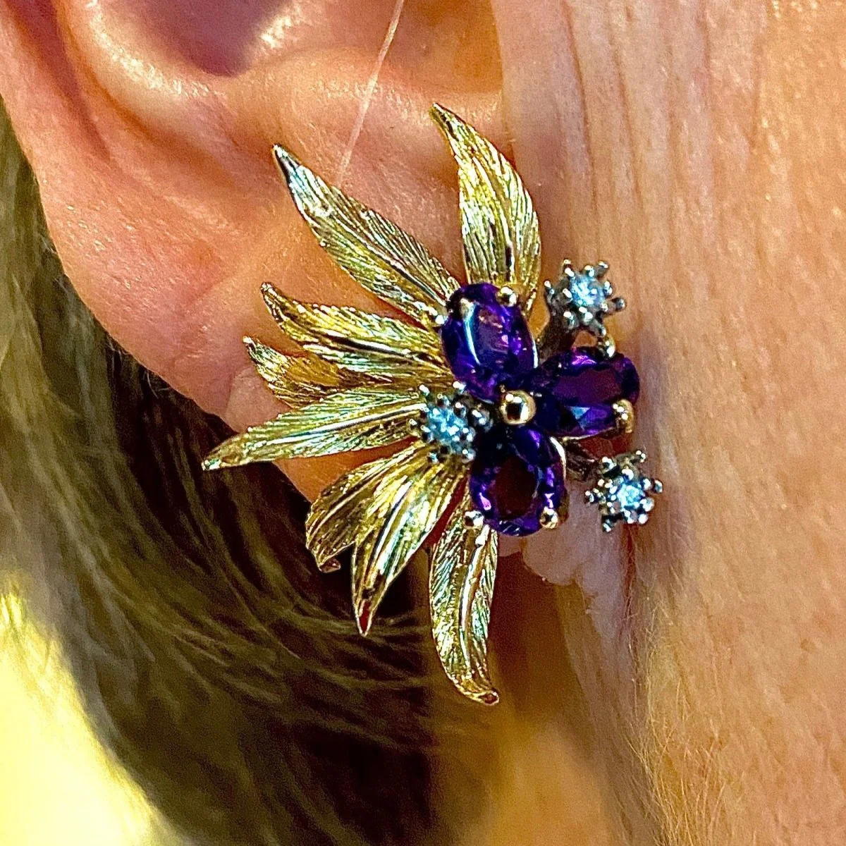 Bague et boucles d’oreilles en or jaune, améthystes et diamants - Image 6