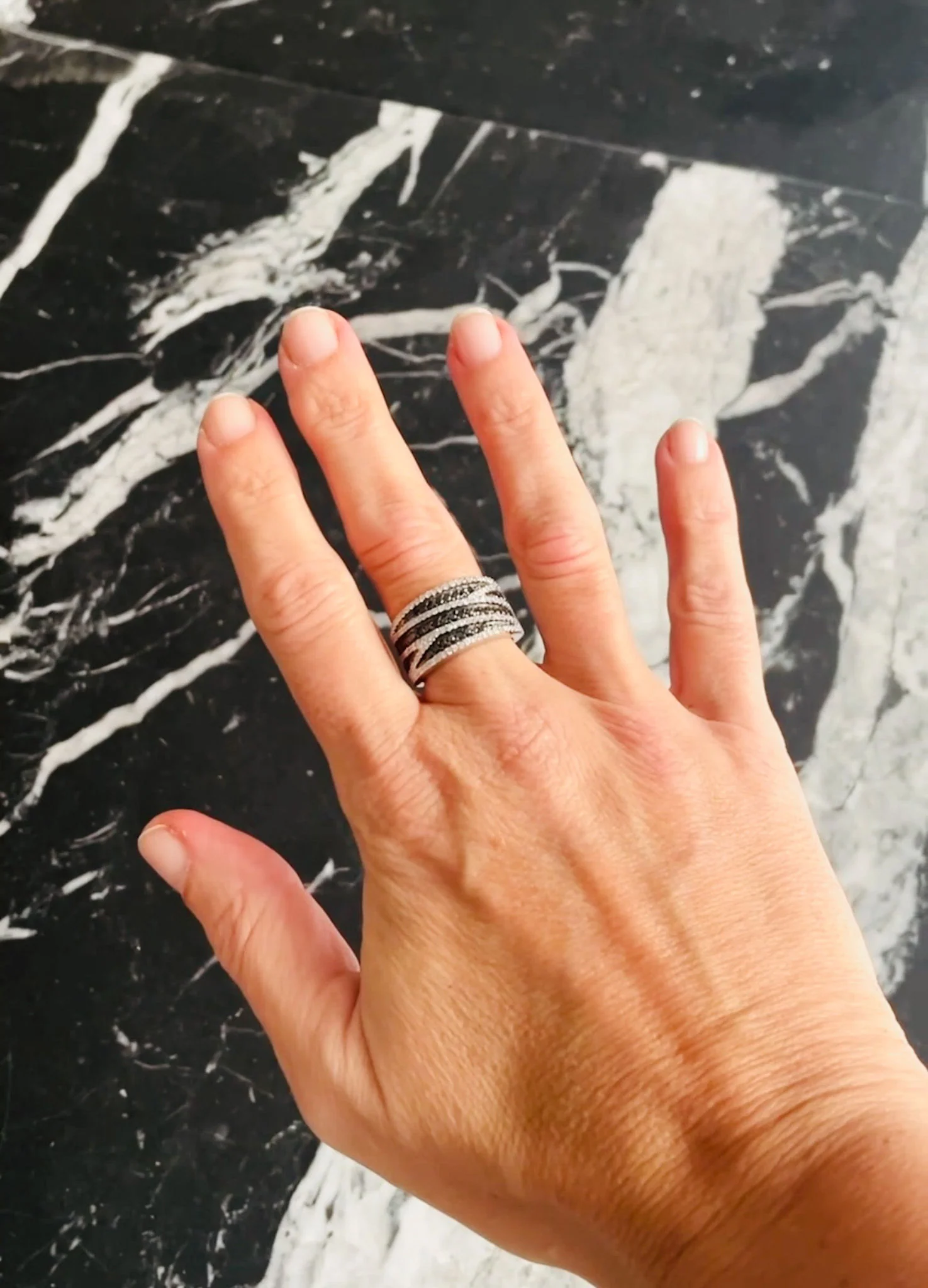 Bague bandeau diamants blancs et noirs - Image 3