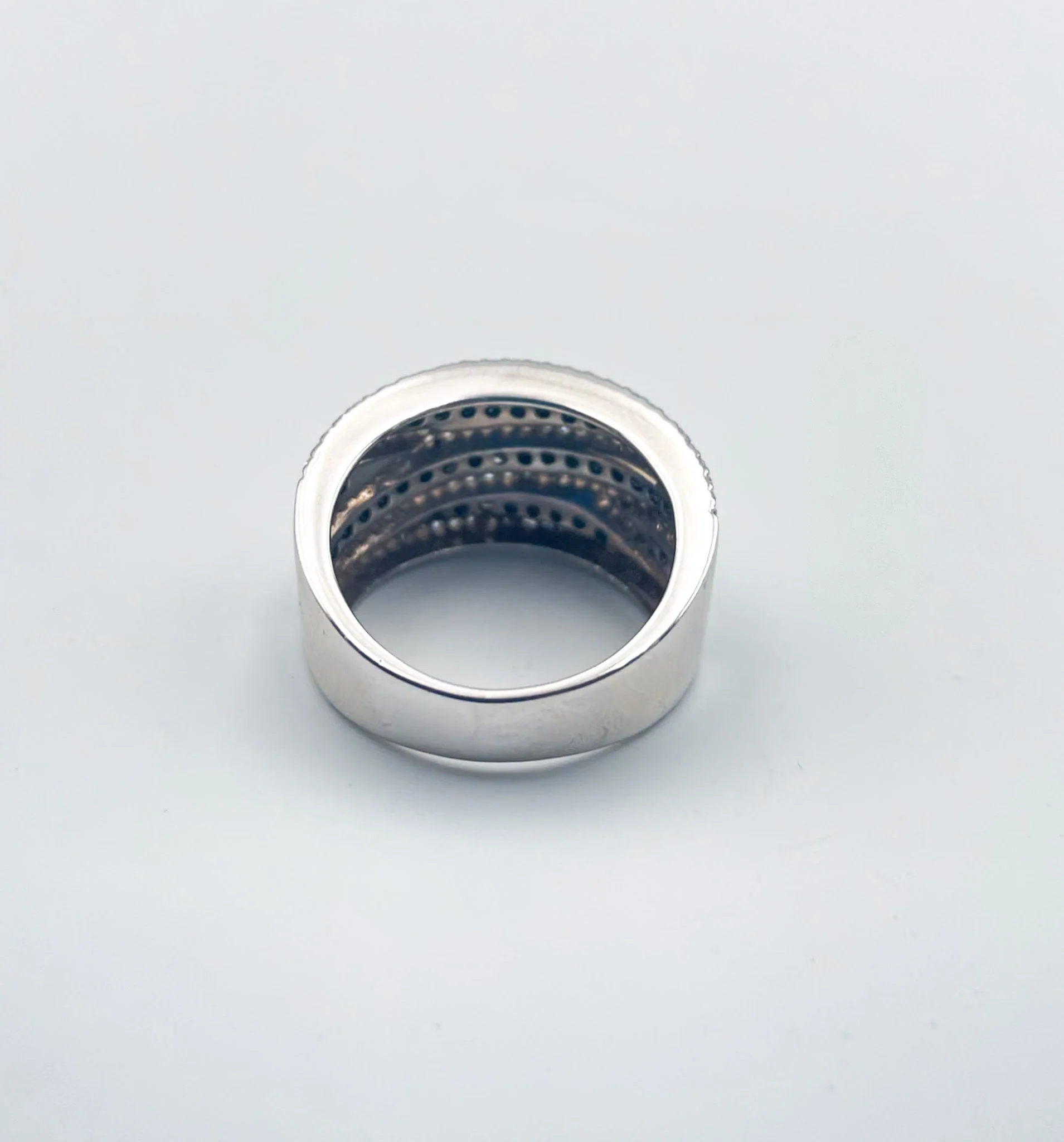 Bague bandeau diamants blancs et noirs - Image 4