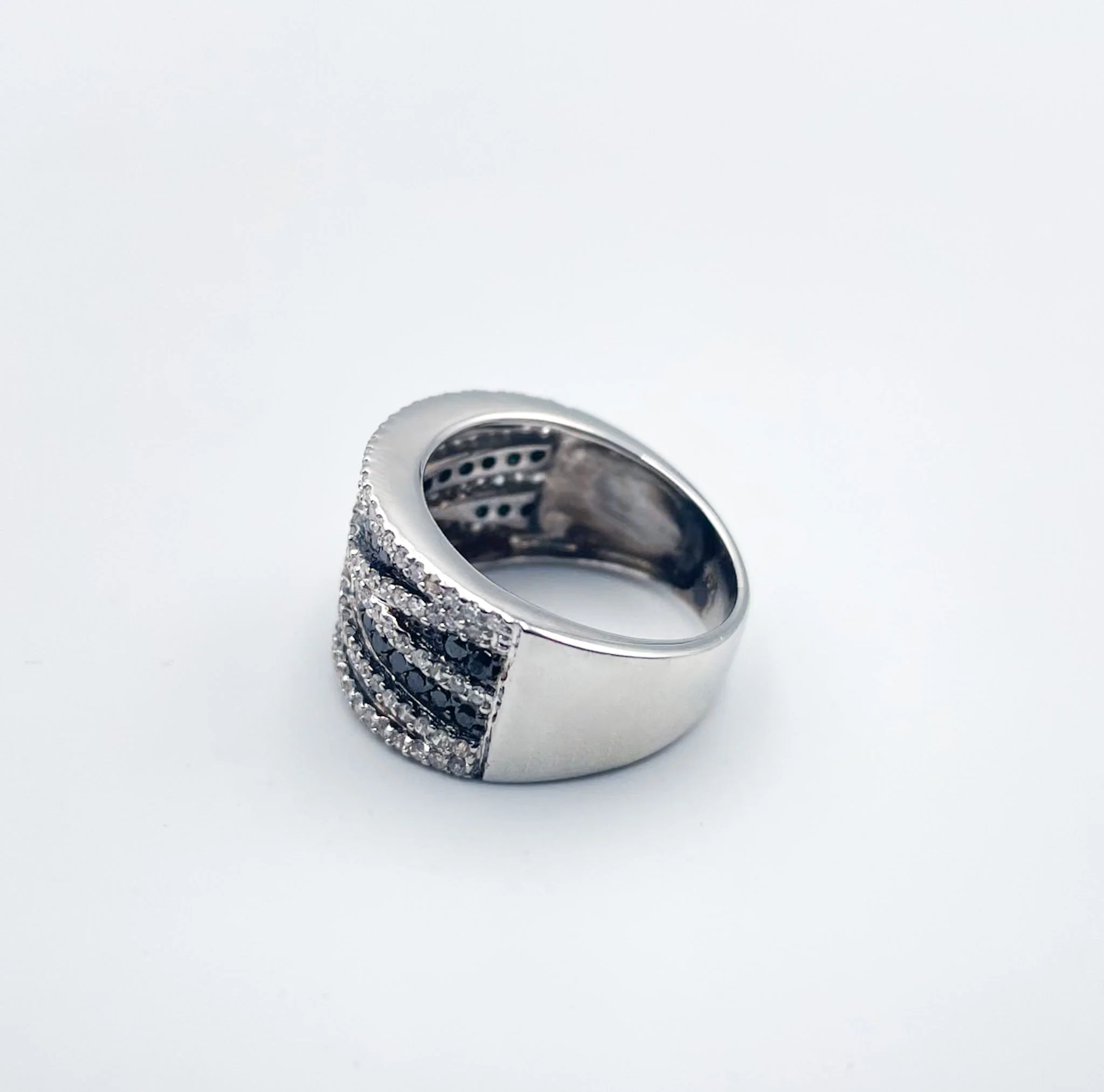 Bague bandeau diamants blancs et noirs - Image 5