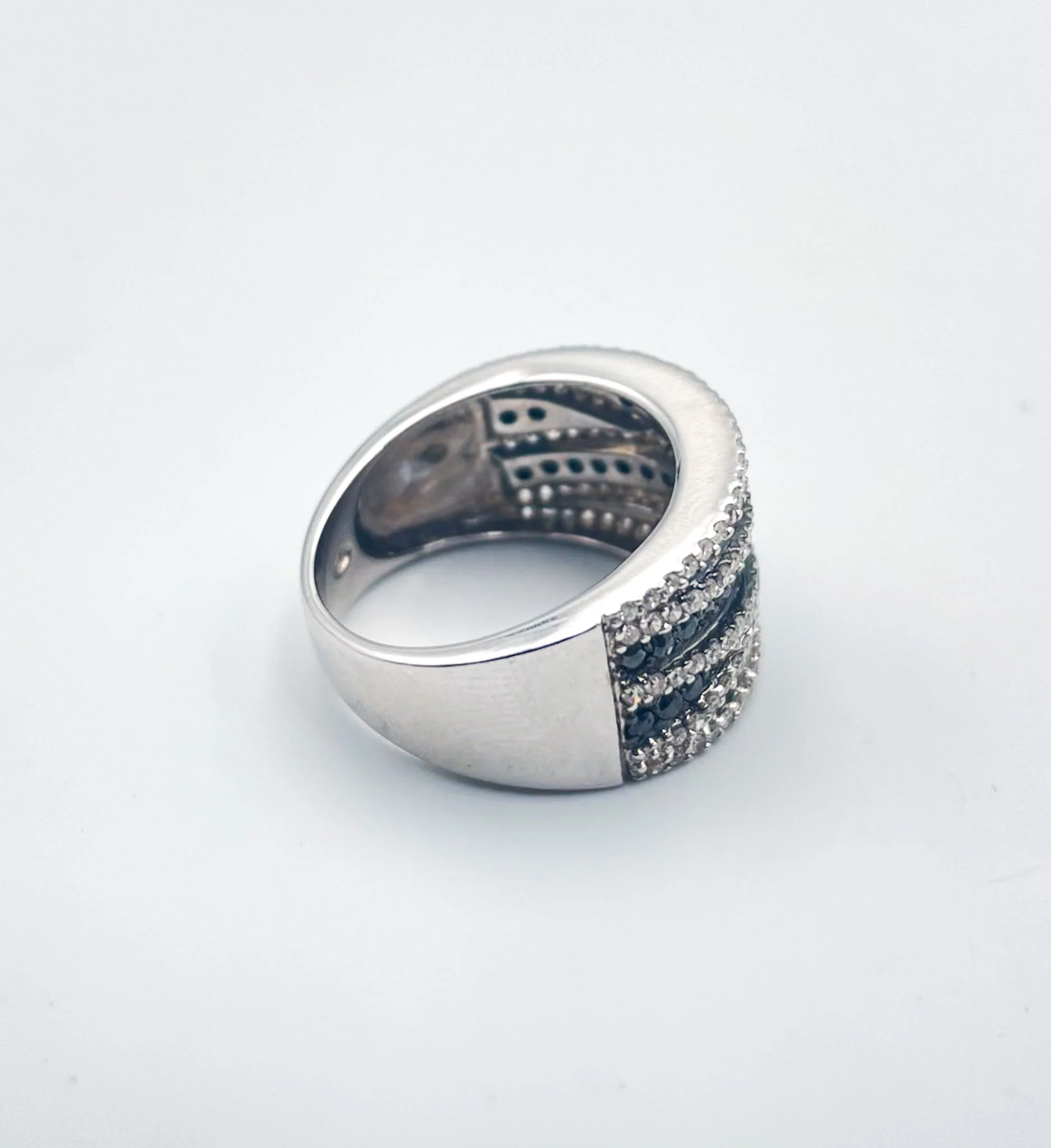 Bague bandeau diamants blancs et noirs - Image 6