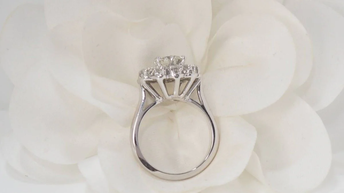 Bague marguerite en or blanc et diamants - Image 4