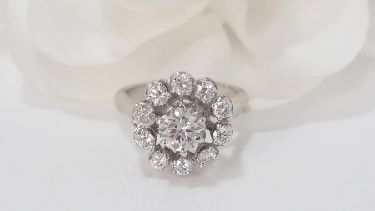 Bague marguerite en or blanc et diamants - Image 7