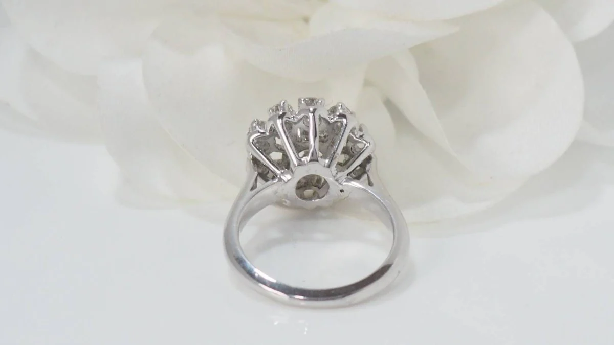 Bague marguerite en or blanc et diamants - Image 8