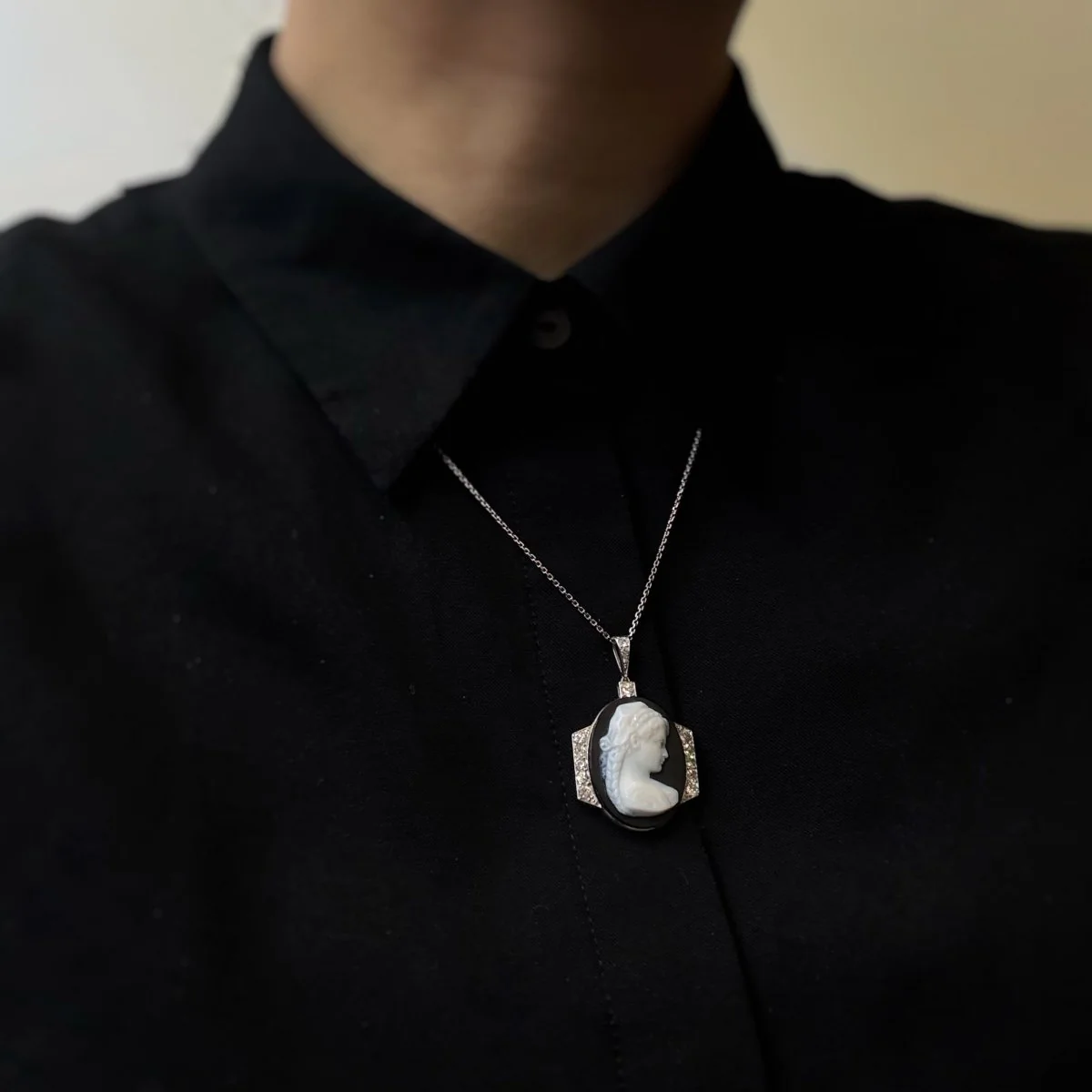 Collier Pendentif en platine, onyx et diamants - Image 2