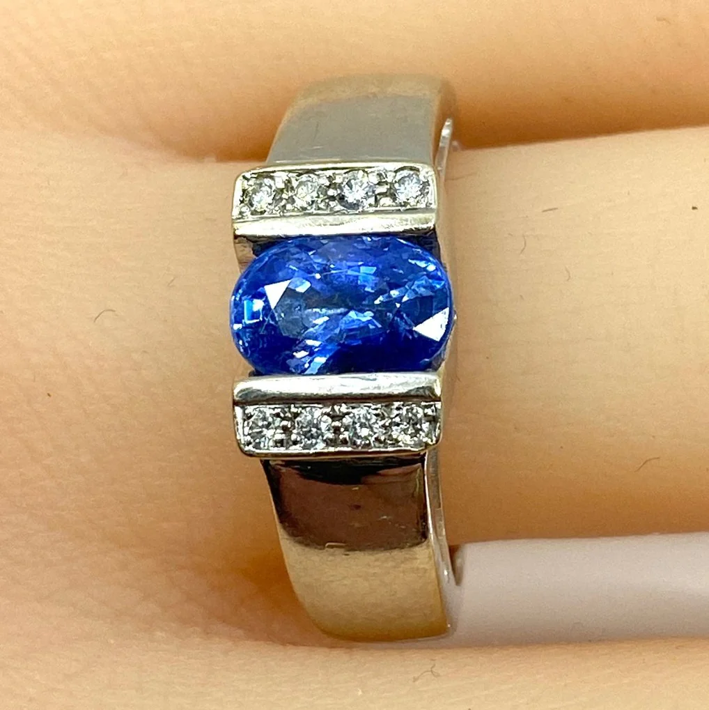 Bague jonc en or blanc, saphir et diamants - Image 2