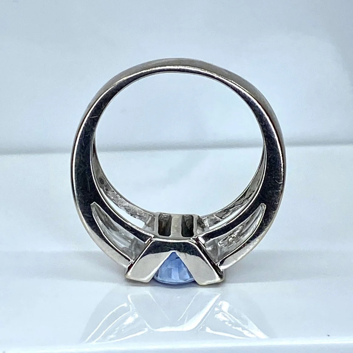Bague jonc en or blanc, saphir et diamants - Image 5
