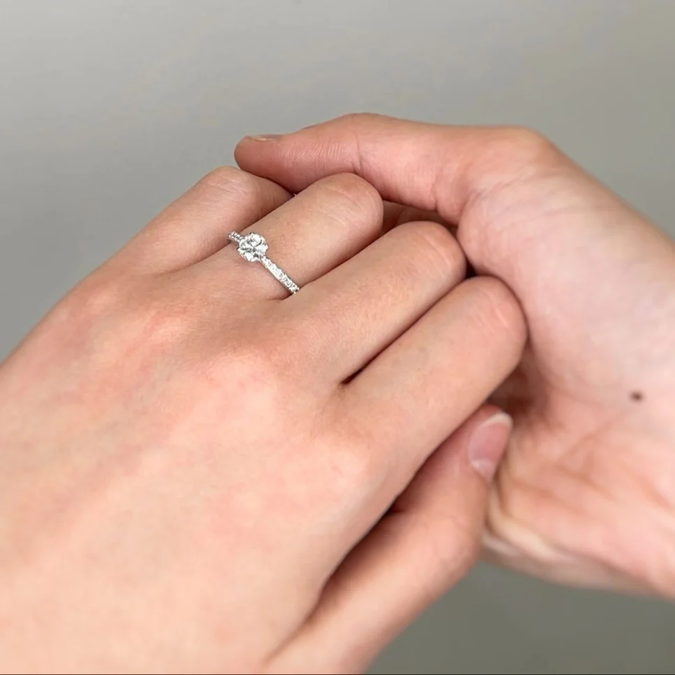 Bague Solitaire en or blanc et diamants - Image 2
