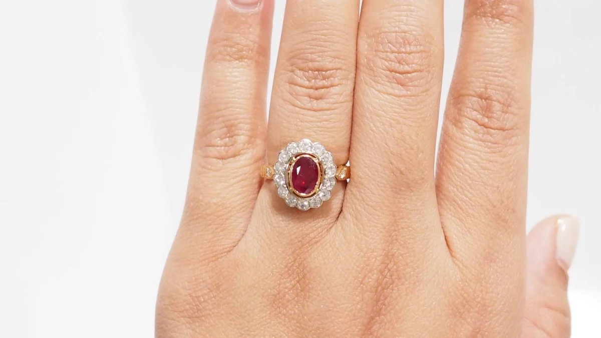 Bague entourage en or jaune, rubis et diamants - Image 10