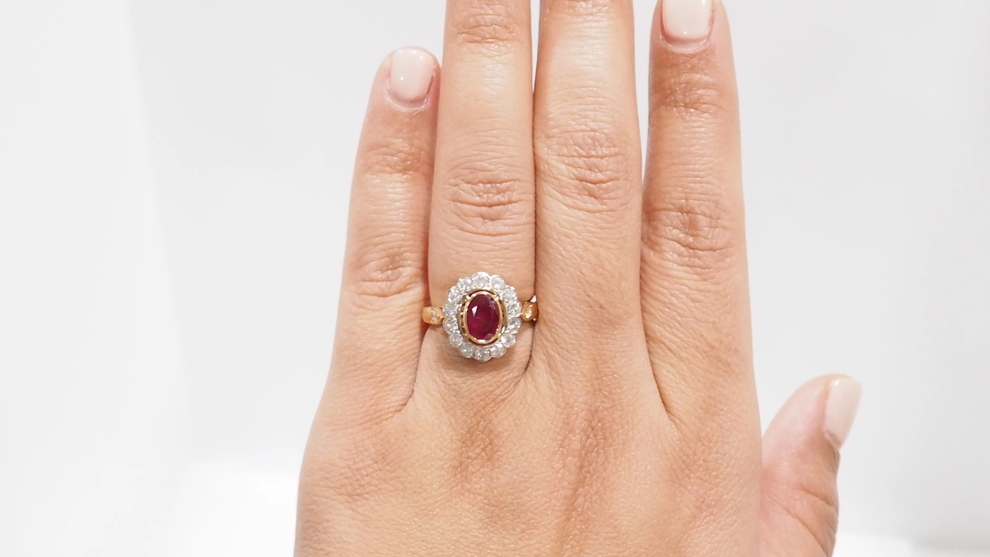 Bague entourage en or jaune, rubis et diamants - Image 2