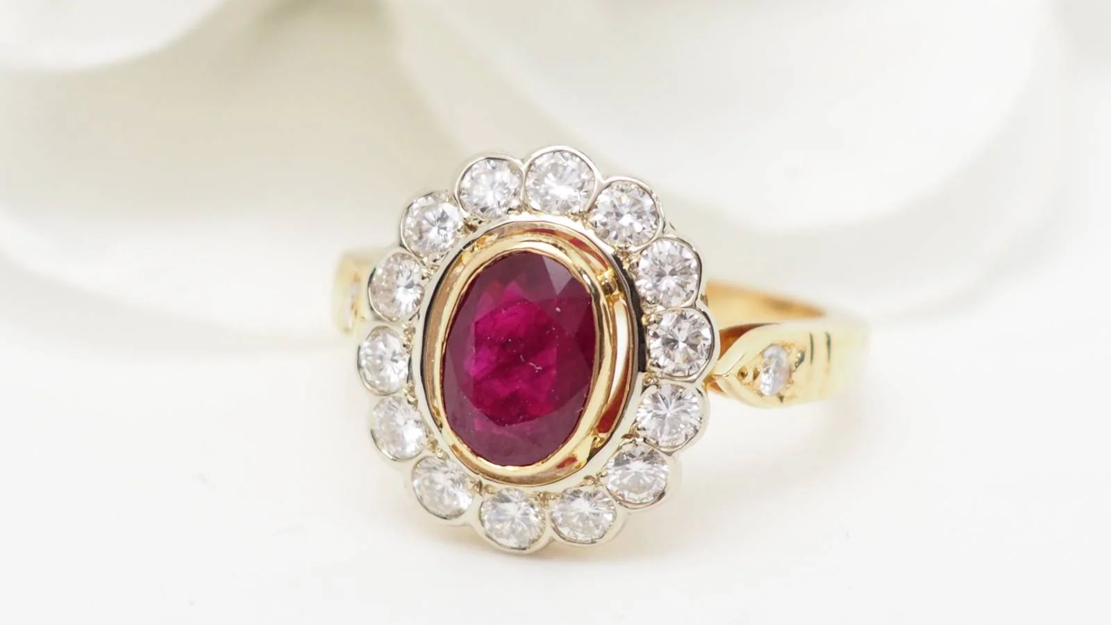 Bague entourage en or jaune, rubis et diamants - Image 3
