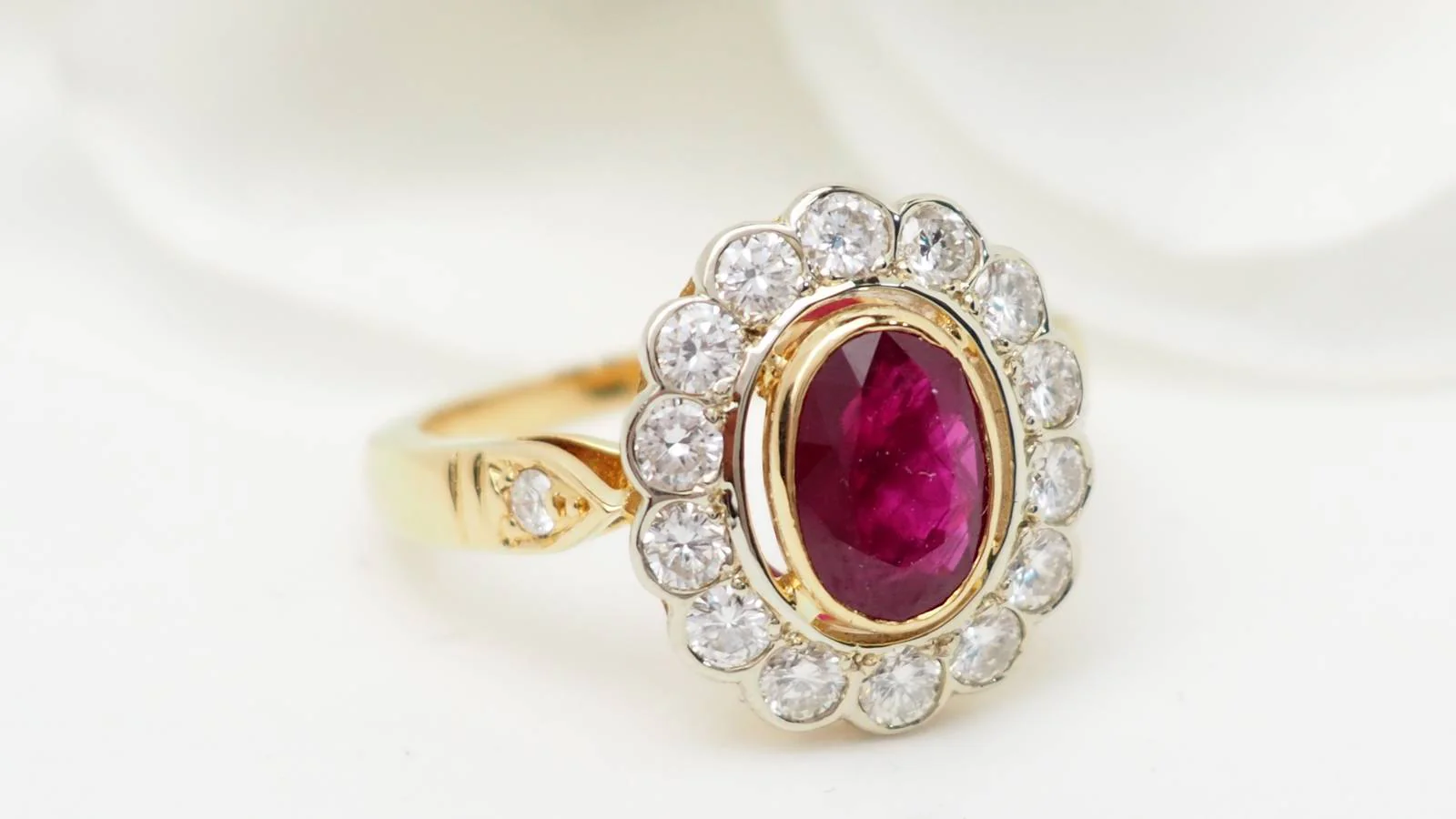 Bague entourage en or jaune, rubis et diamants - Image 4