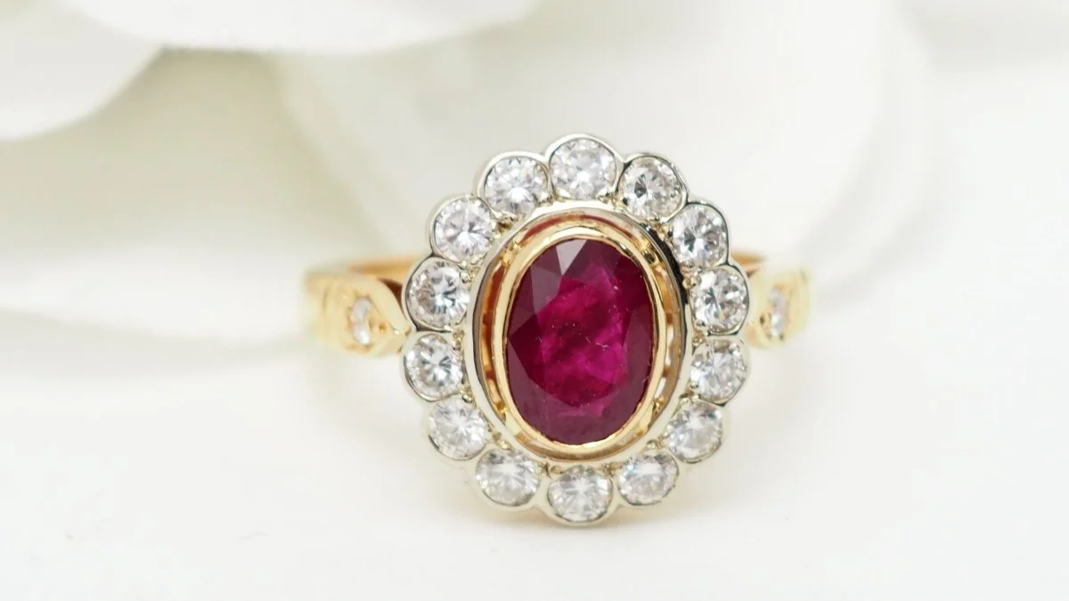 Bague entourage en or jaune, rubis et diamants - Image 5