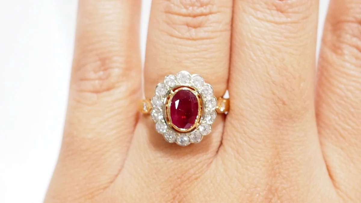 Bague entourage en or jaune, rubis et diamants - Image 6