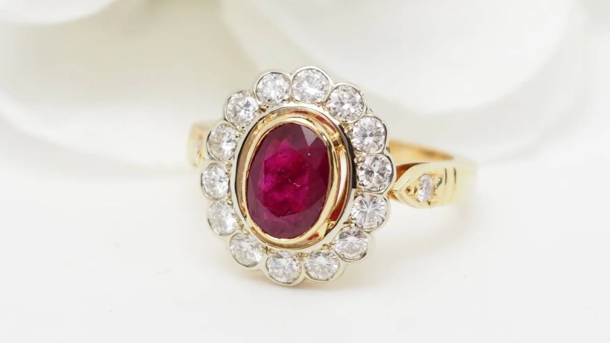 Bague entourage en or jaune, rubis et diamants - Image 7