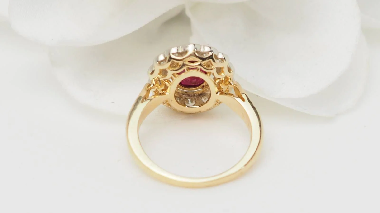 Bague entourage en or jaune, rubis et diamants - Image 8