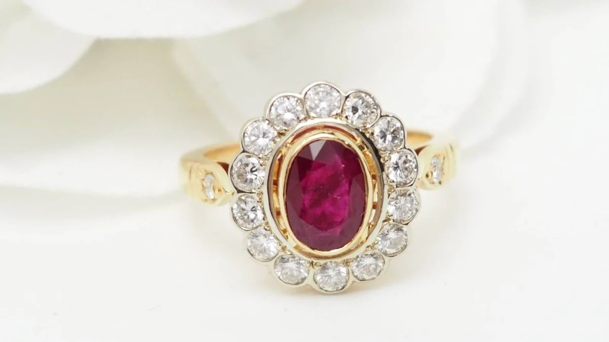 Bague entourage en or jaune, rubis et diamants - Image 9