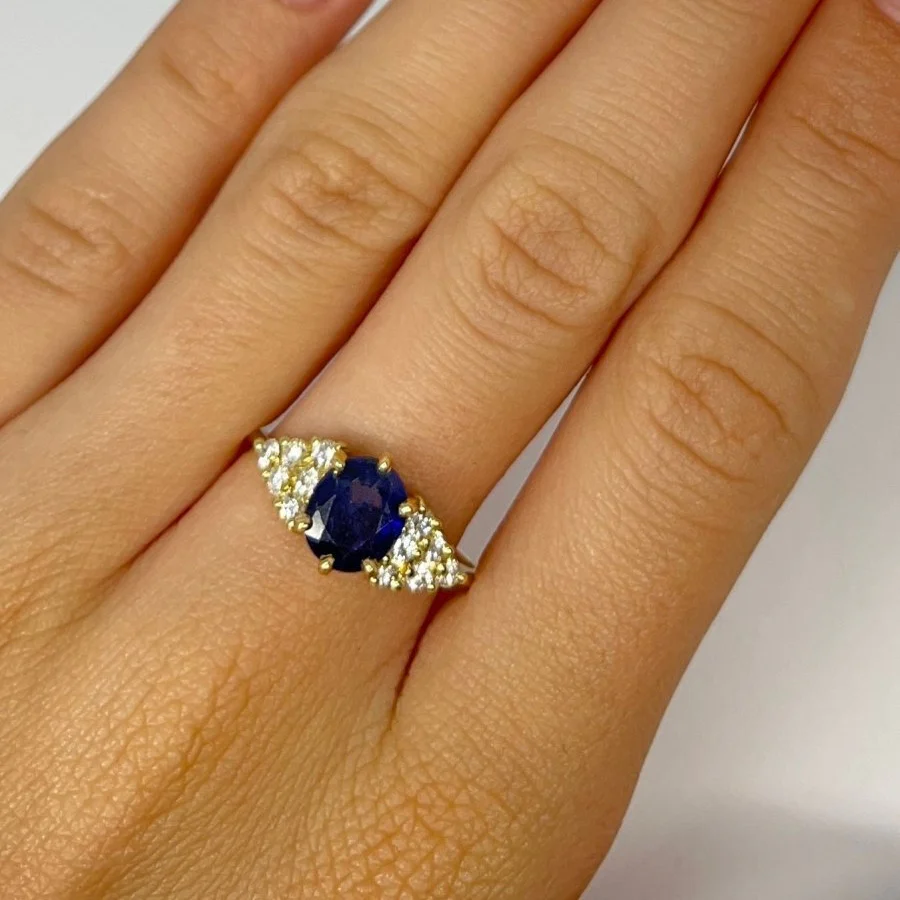 Bague en or jaune, saphir, et diamants - Image 2