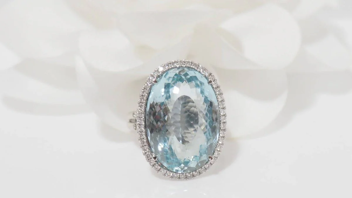 Bague entourage en or blanc, aigue marine ovale et diamants