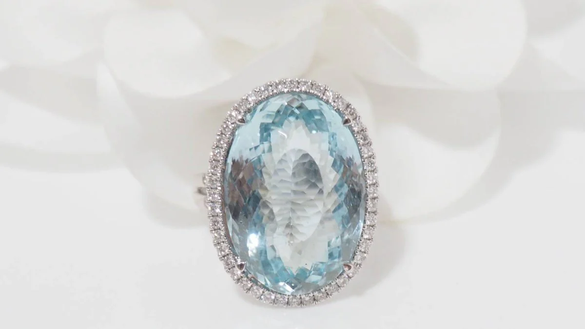 Bague entourage en or blanc, aigue marine ovale et diamants - Image 2