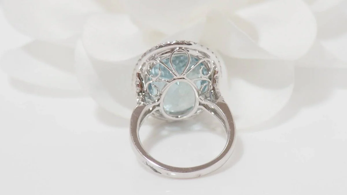 Bague entourage en or blanc, aigue marine ovale et diamants - Image 5