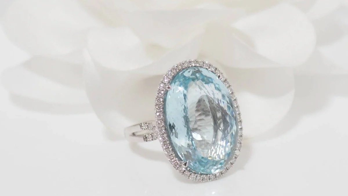 Bague entourage en or blanc, aigue marine ovale et diamants - Image 6