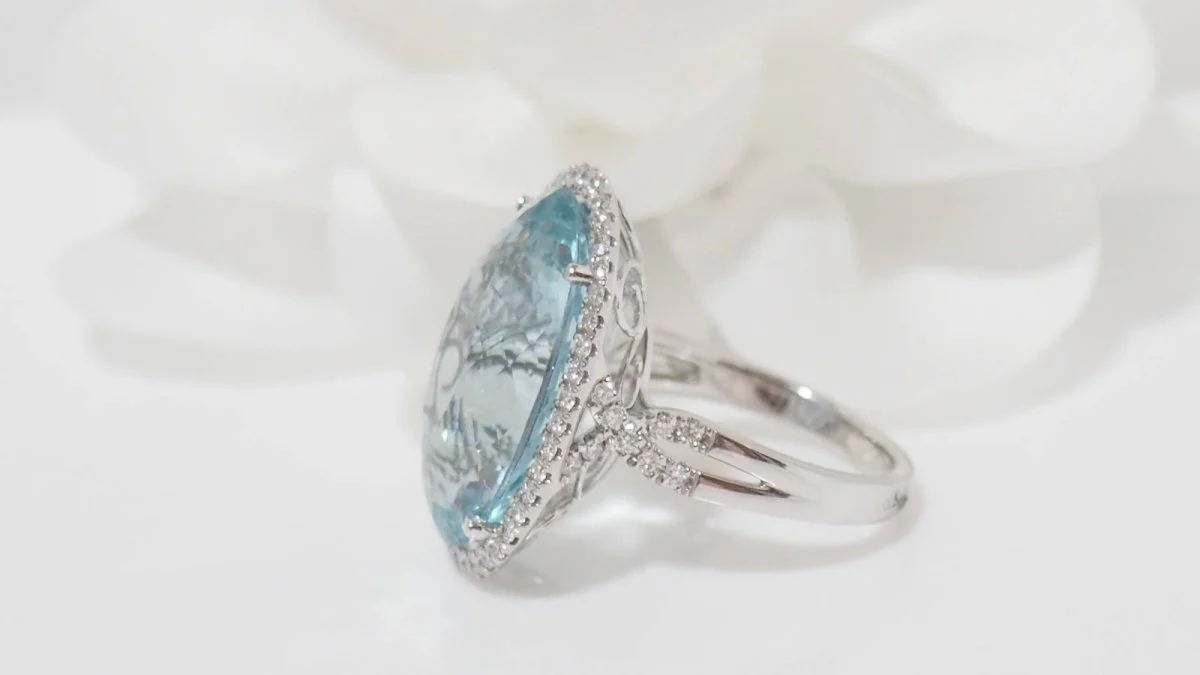 Bague entourage en or blanc, aigue marine ovale et diamants - Image 7