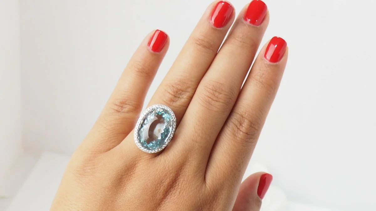Bague entourage en or blanc, aigue marine ovale et diamants - Image 8