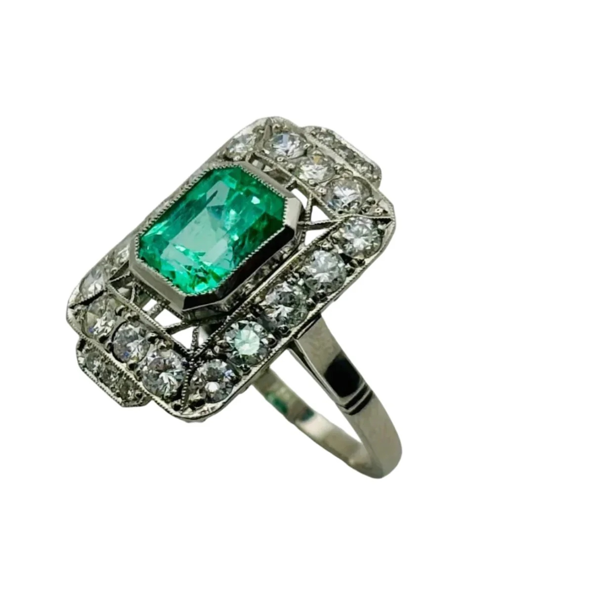 Bague Entourage en platine, émeraude, et diamants - Image 3