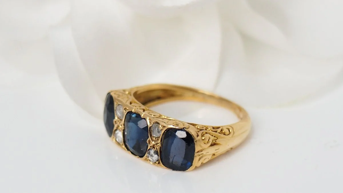 Bague jarretière en or jaune, saphirs et diamants - Image 5