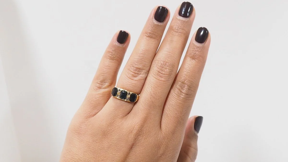Bague jarretière en or jaune, saphirs et diamants - Image 9