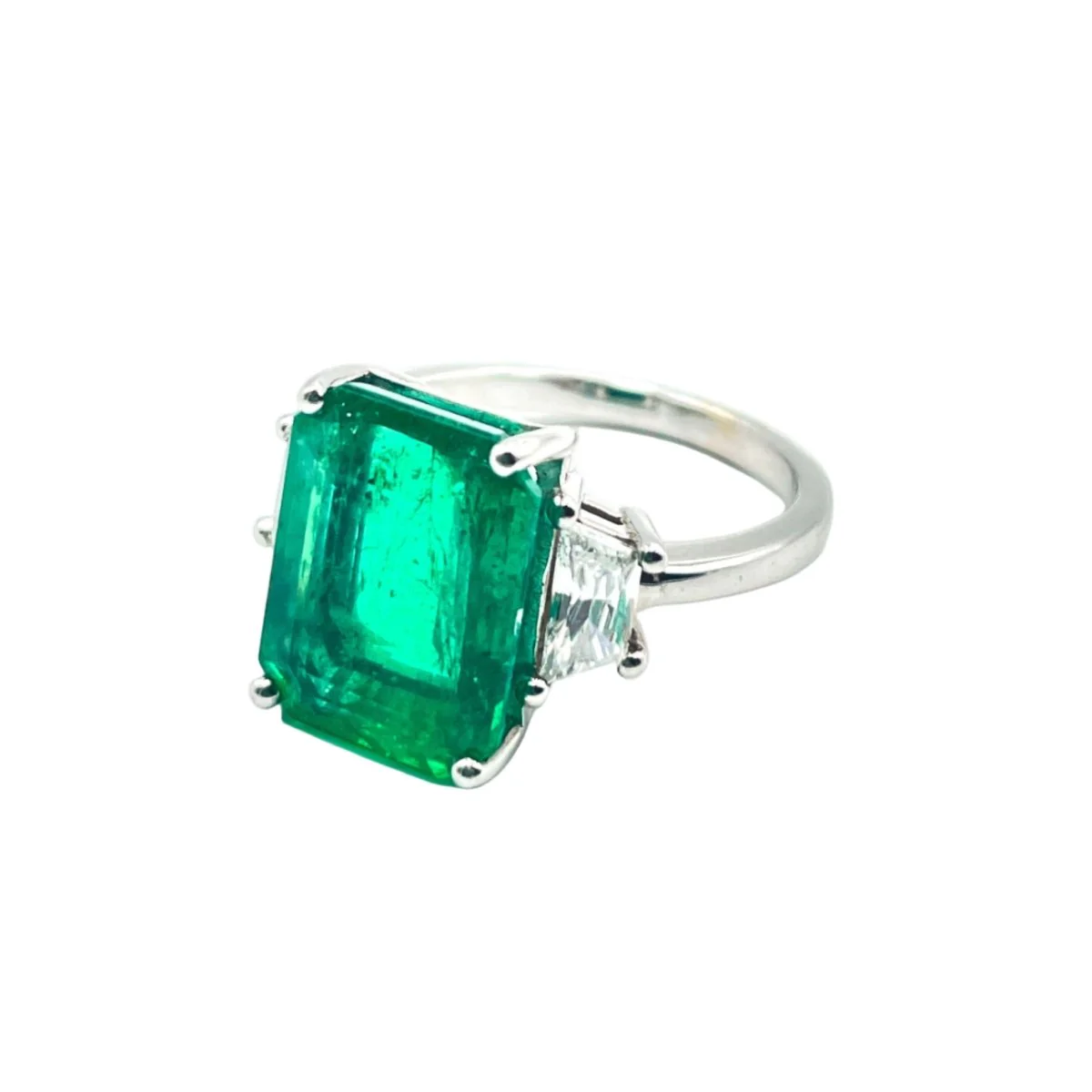 Bague Cocktail en or blanc, émeraude et diamants - Image 3
