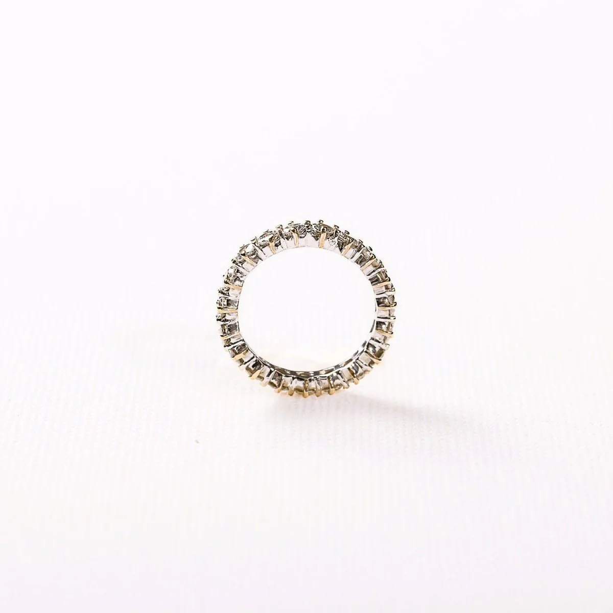 Bague Alliance en or jaune, or blanc et diamants - Image 4