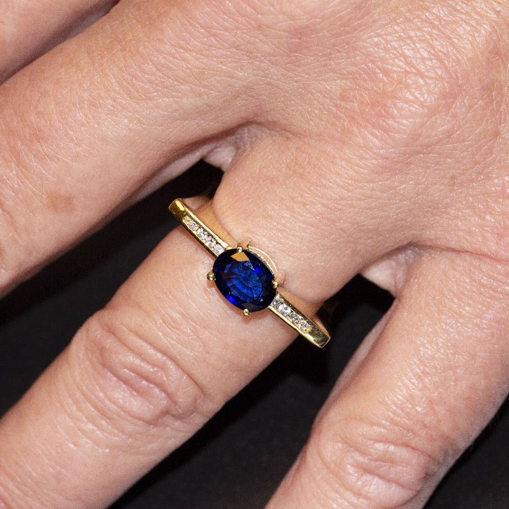 Bague en or jaune, saphir et diamants - Image 2