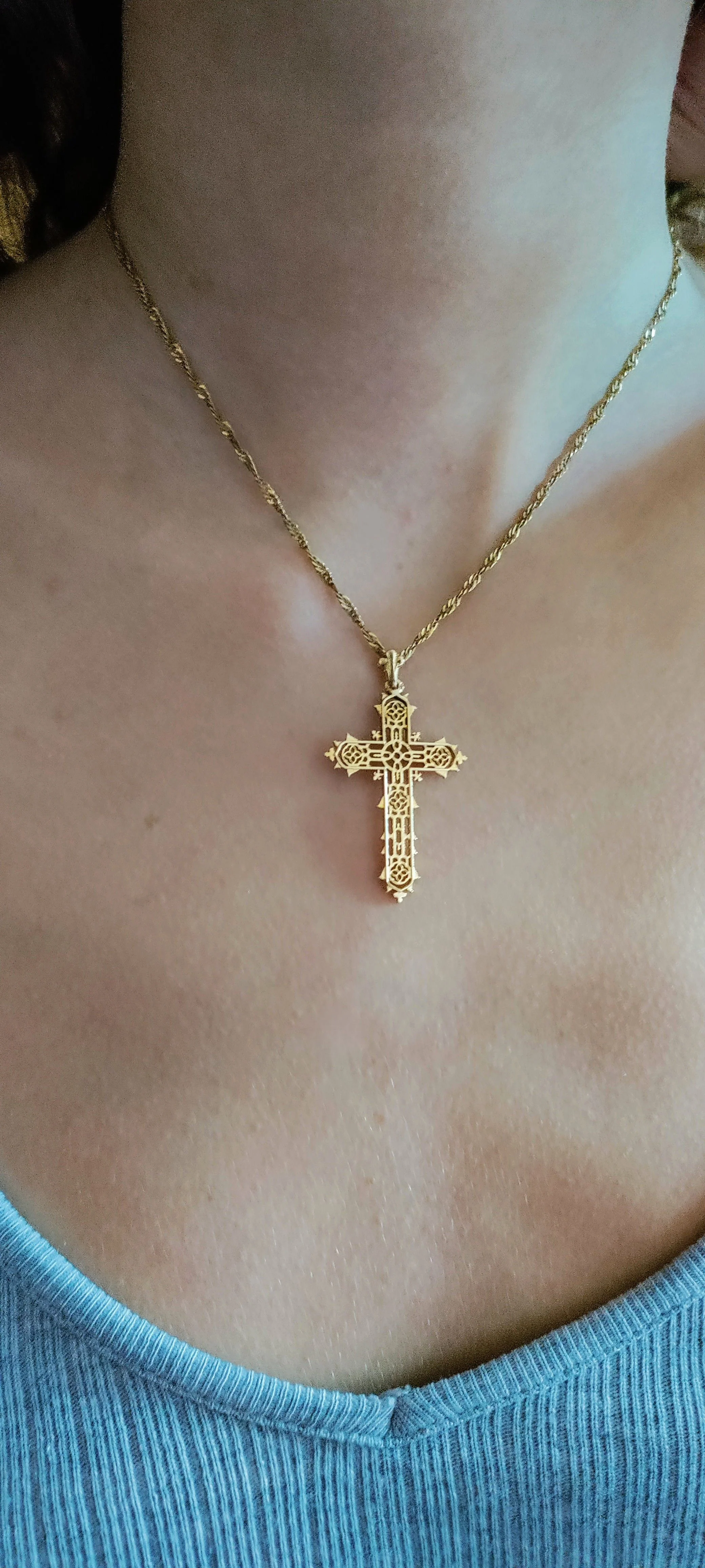 Pendentif croix ajourée en or jaune - Image 5