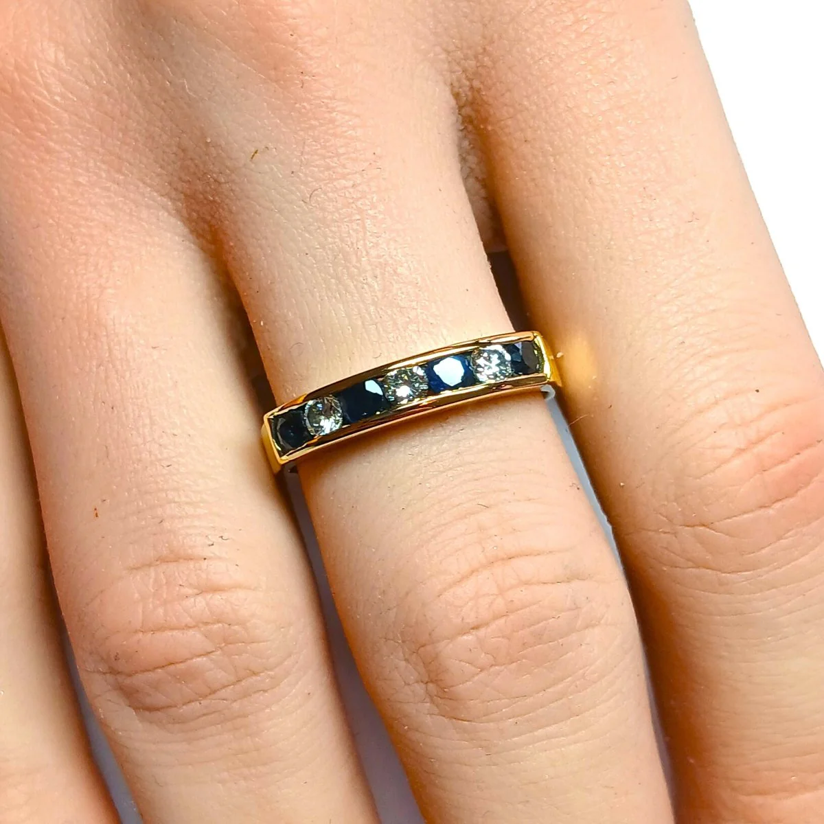 Bague Alliance en or jaune, saphirs et diamants - Image 2