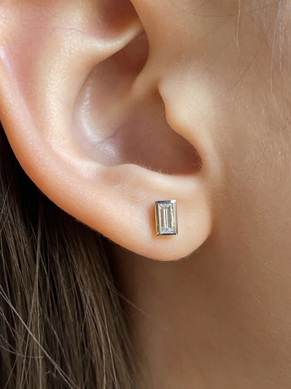 Paire de puces d’oreilles en or blanc 18k et diamants - Image 5