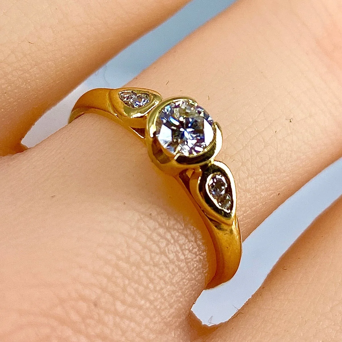 Bague Solitaire en or jaune et diamants - Image 2