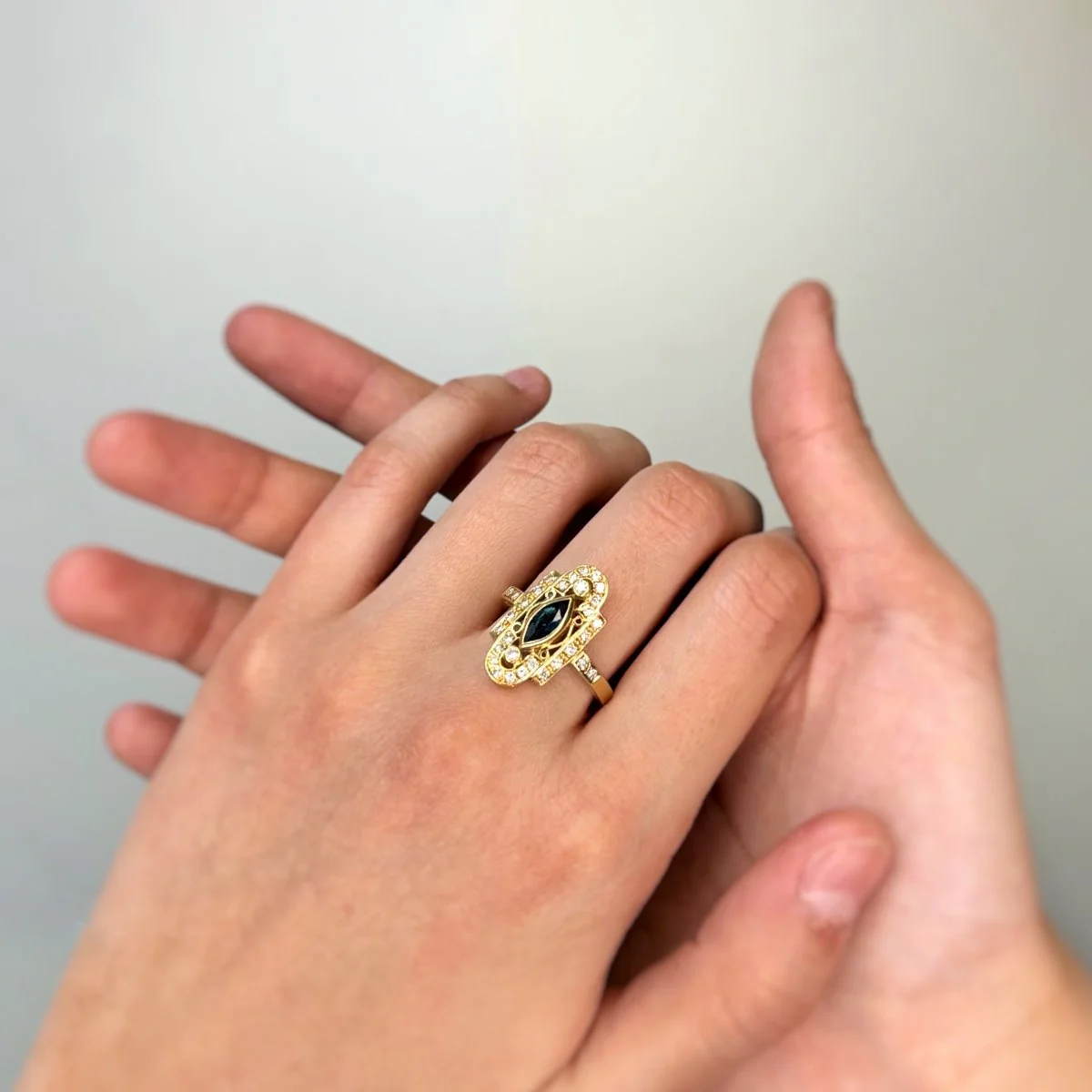 Bague Marquise en or jaune, saphir, et diamants - Image 2