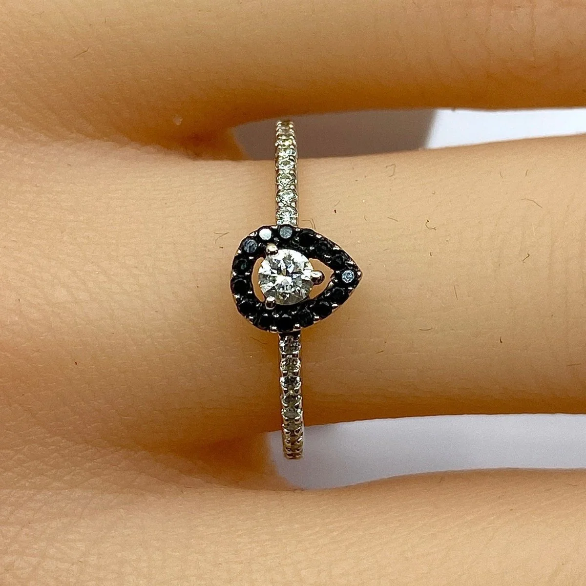 Bague solitaire en or blanc 18 carats, diamants blancs et diamants noirs - Image 2