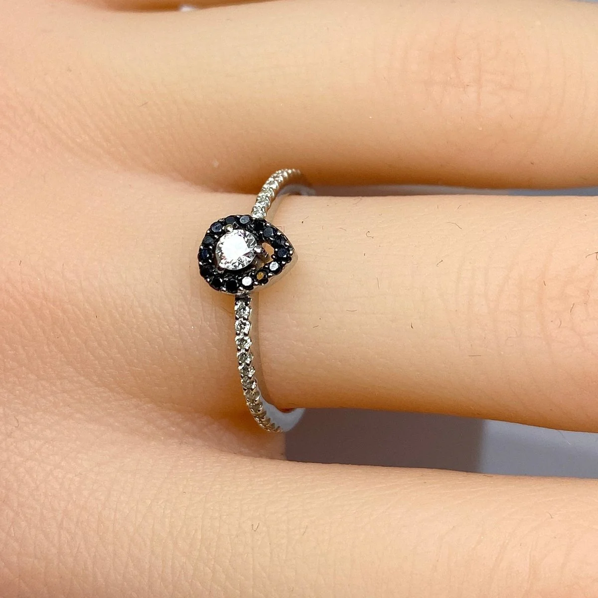 Bague solitaire en or blanc 18 carats, diamants blancs et diamants noirs - Image 4