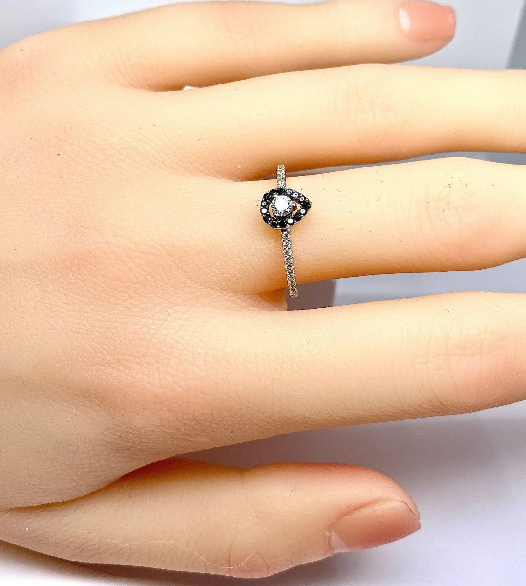 Bague solitaire en or blanc 18 carats, diamants blancs et diamants noirs - Image 6