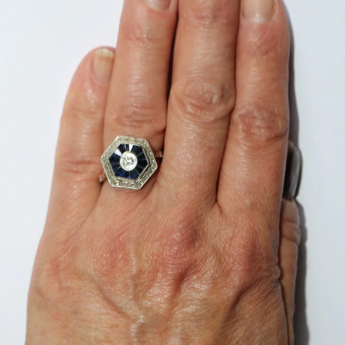 Bague Solitaire en or blanc, platine, saphirs et diamants - Image 2